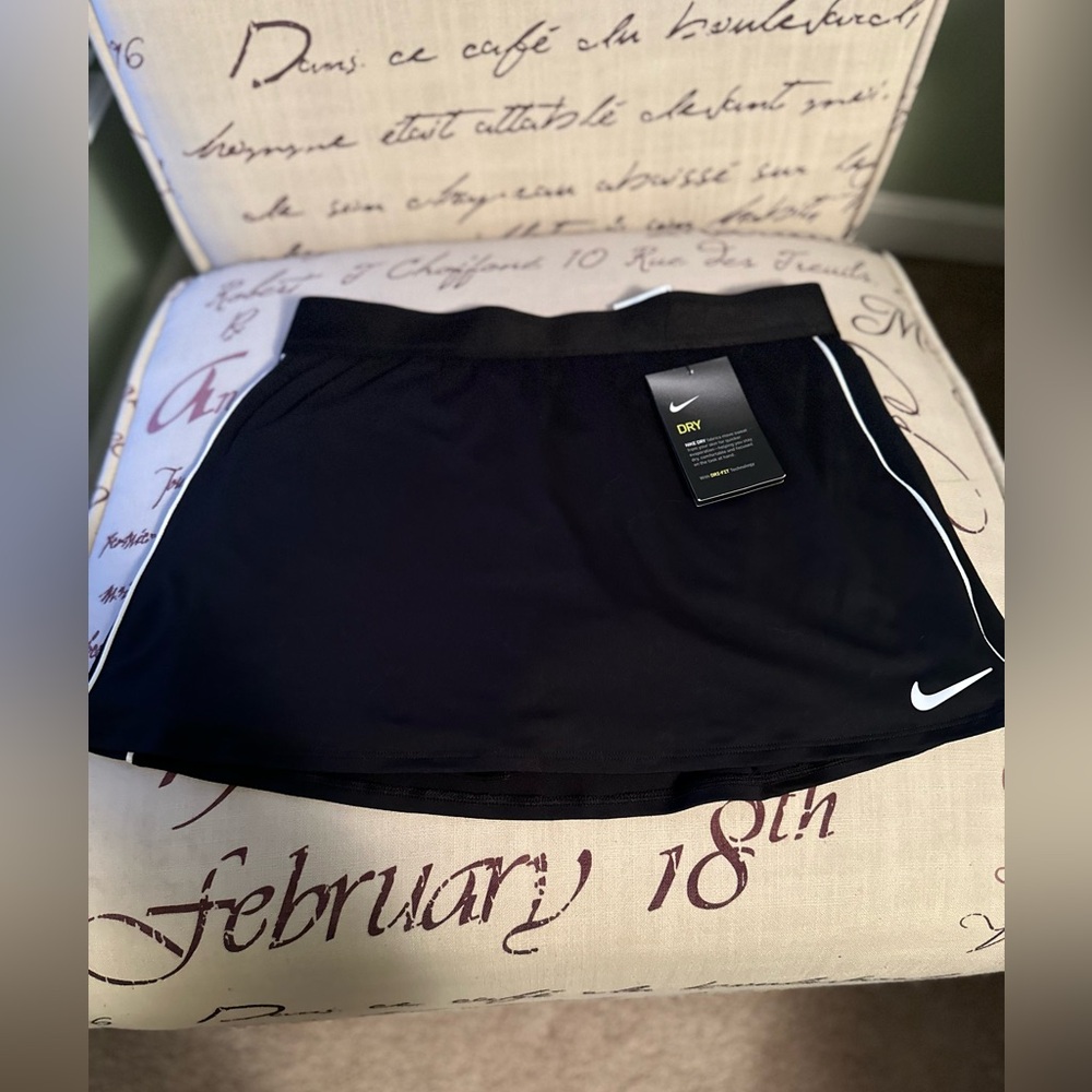 NWT Nike Dri Fit women’s golf skirt with shorts - Size Medium